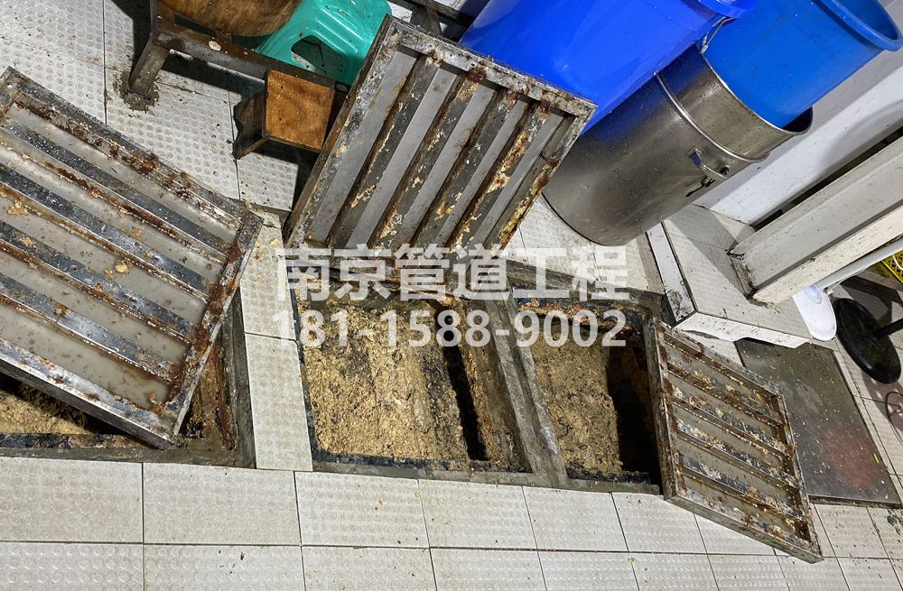 278摄山星城观梅城管中队食堂隔油池清理